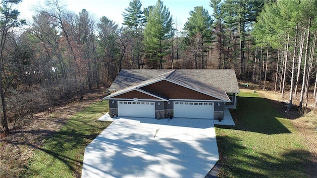 view of front of property featuring a front lawn