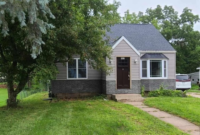 view of front facade featuring a front yard