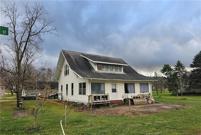 back of house featuring a lawn