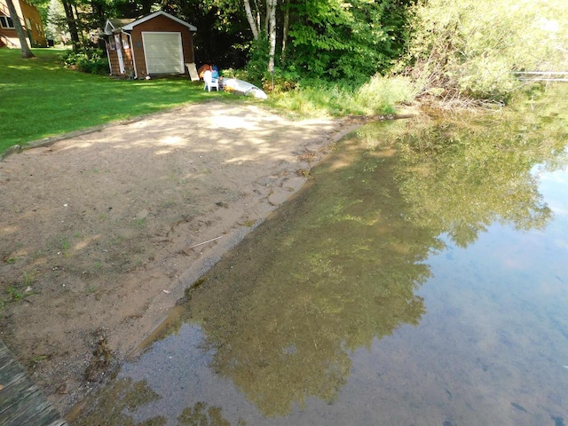 view of yard featuring a storage shed