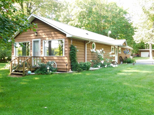 view of front of home featuring a garage and a front yard