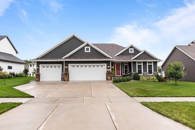 craftsman inspired home featuring a front yard