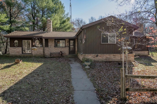 view of front of home featuring a front yard