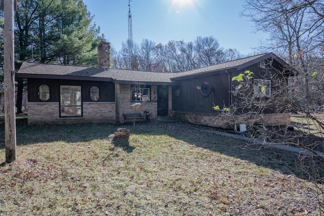 view of front of property featuring a front yard