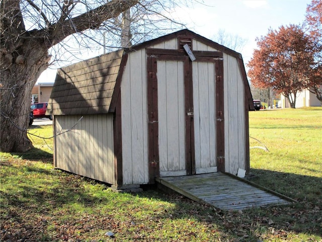 view of outdoor structure with a yard