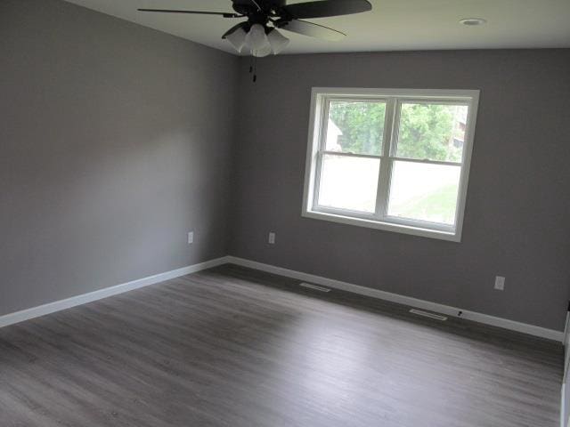 empty room featuring dark hardwood / wood-style floors and ceiling fan