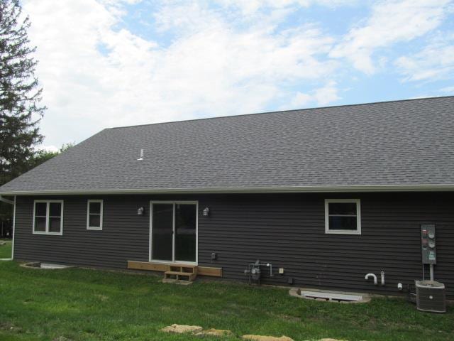 back of house featuring a lawn