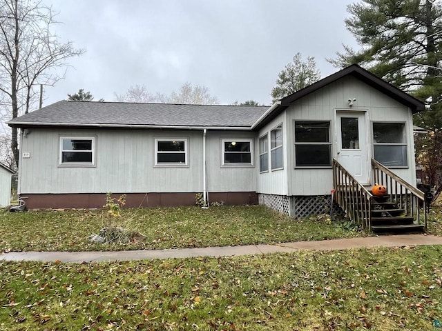 view of front facade featuring a front yard