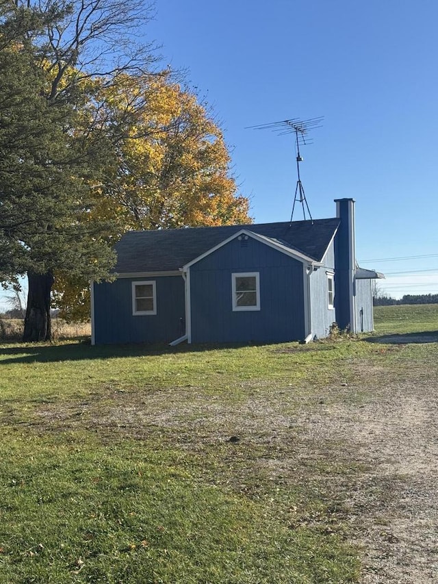 view of outdoor structure featuring a yard