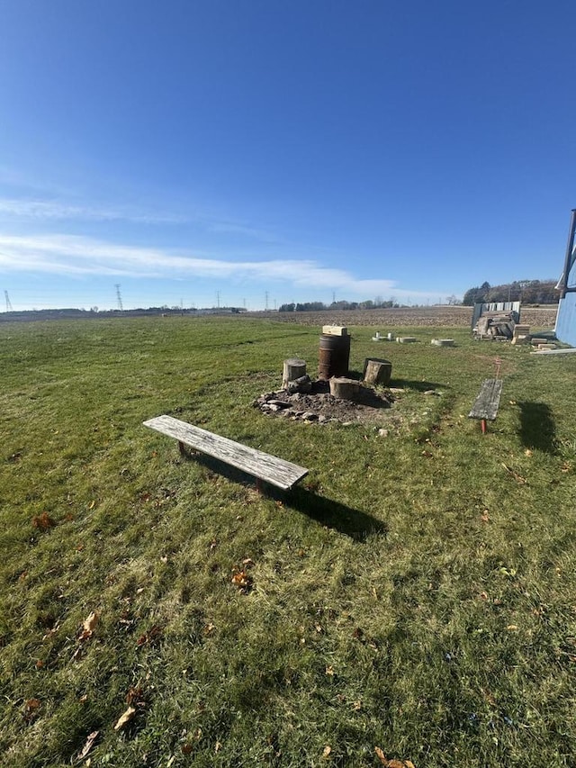 view of yard with a rural view