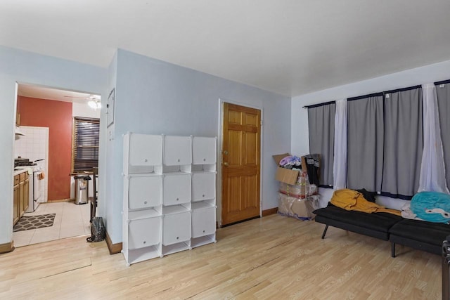 living area featuring light hardwood / wood-style floors and ceiling fan