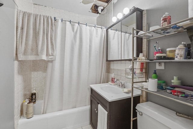 full bathroom with shower / bath combo with shower curtain, vanity, toilet, and tasteful backsplash