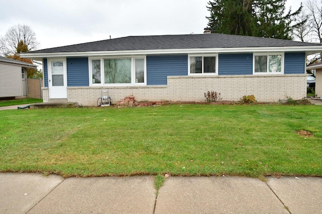 view of front of property featuring a front lawn