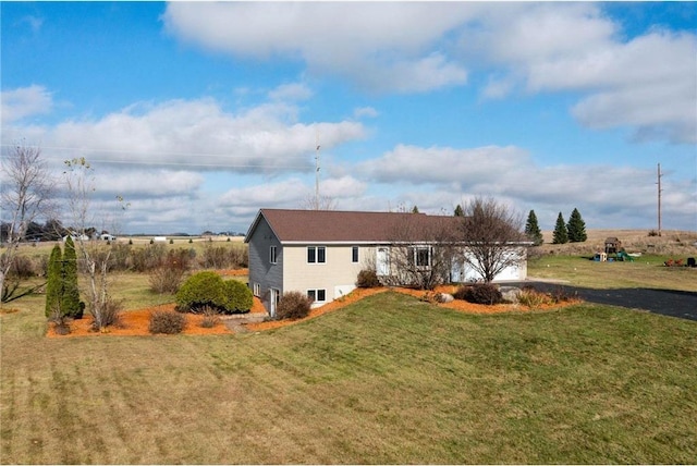 view of front of property featuring a front lawn