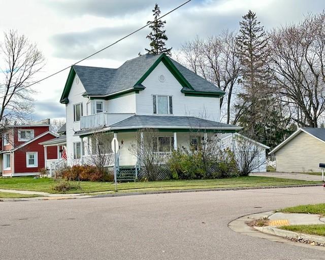 view of front of property featuring a porch and a front lawn