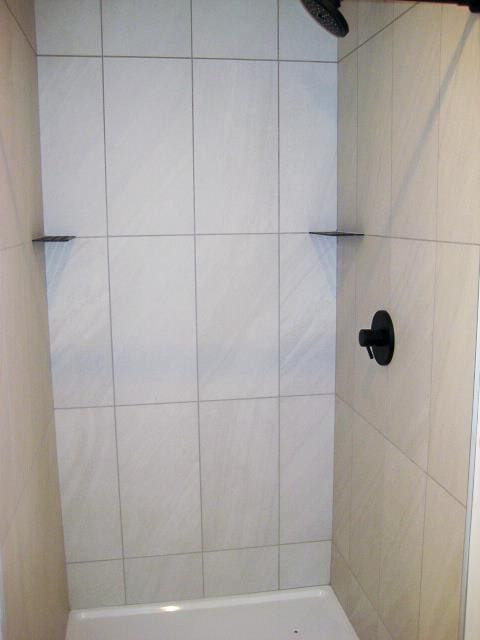 bathroom featuring tiled shower