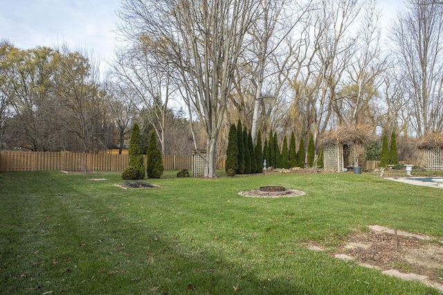 view of yard featuring a fire pit