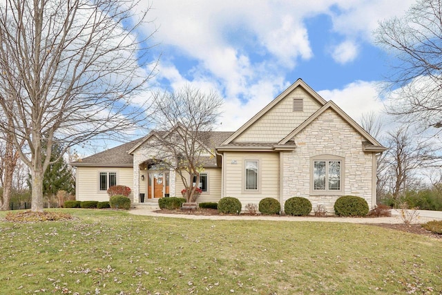 view of front of home featuring a front lawn