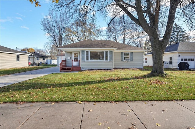 bungalow featuring a front lawn