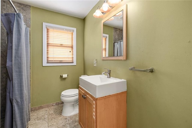 bathroom with a shower with curtain, vanity, and toilet