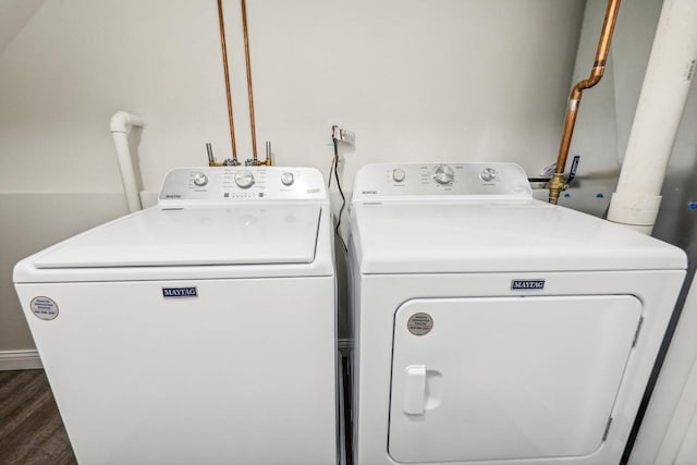 clothes washing area with dark wood-type flooring and washing machine and dryer