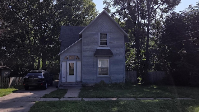 view of front of house featuring a front yard