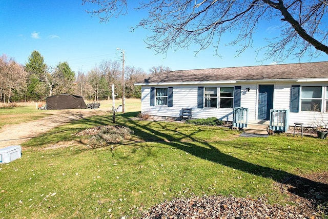 view of front of house featuring a front lawn