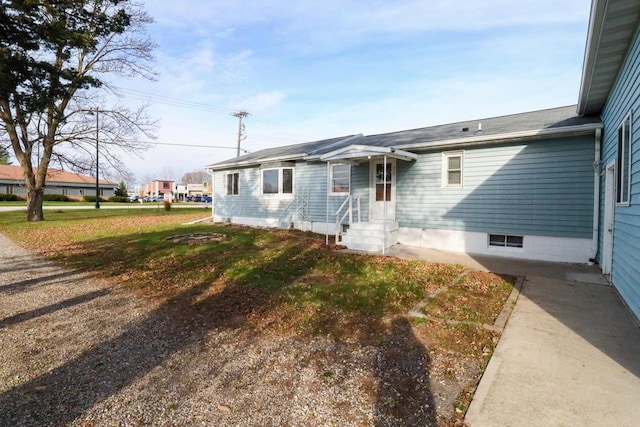 view of front of home with a front lawn