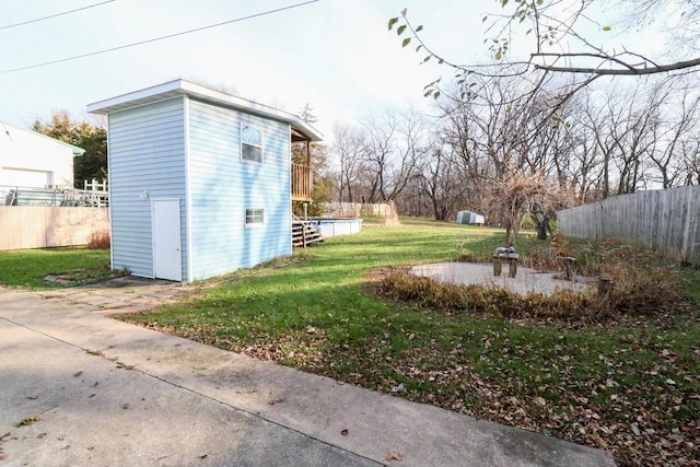 view of yard with an outdoor structure