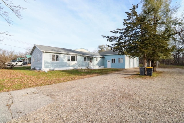 view of front of property featuring a front lawn