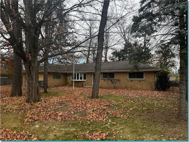 view of front of house featuring a front yard