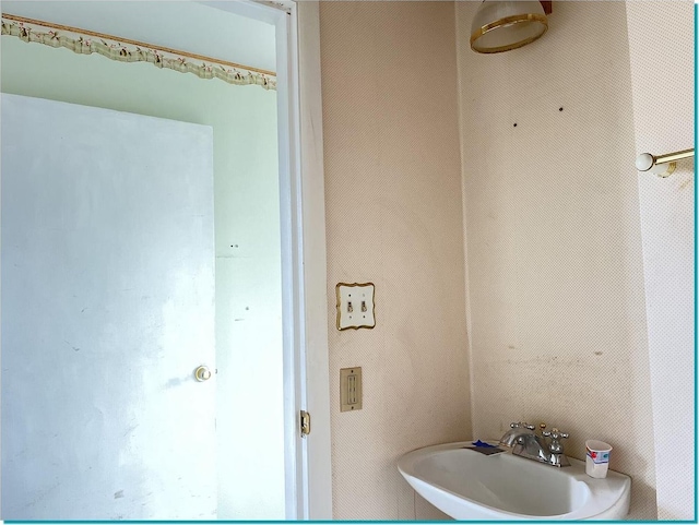 bathroom featuring sink