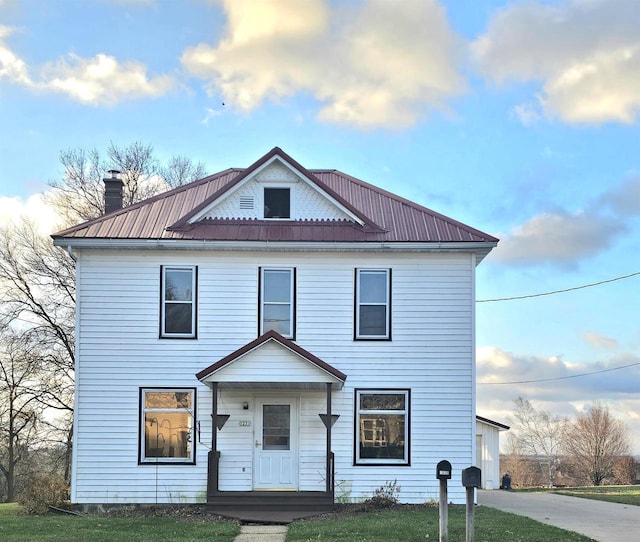 view of front of home featuring a front lawn