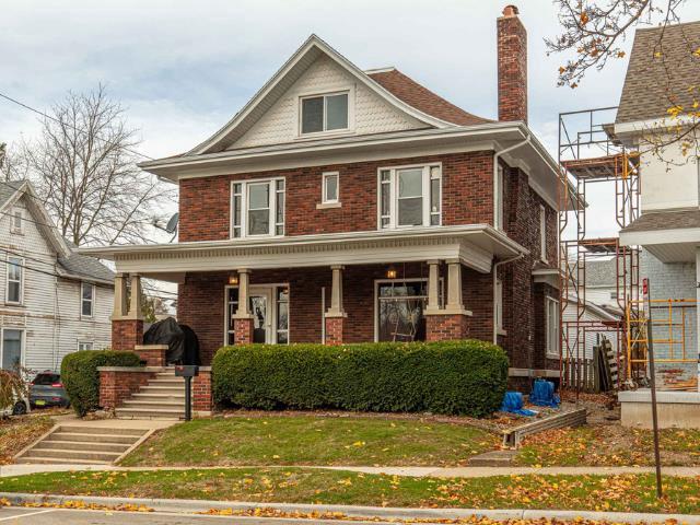 view of front of home with a front lawn and covered porch