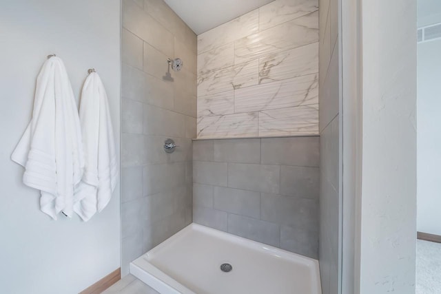 bathroom featuring a tile shower