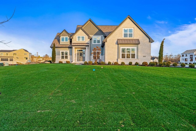 view of front of property featuring a front yard