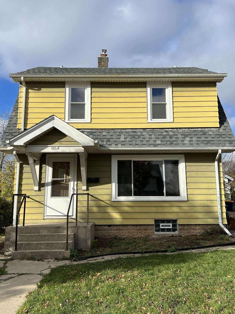 view of front facade with a front yard