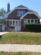 view of front facade with a front yard