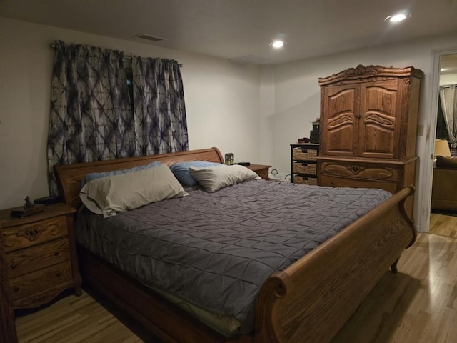 bedroom featuring light wood-style floors, visible vents, and recessed lighting