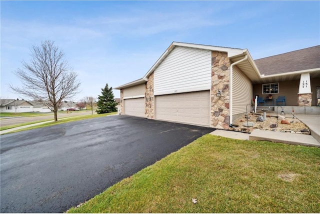 view of front of house featuring a front lawn and a garage