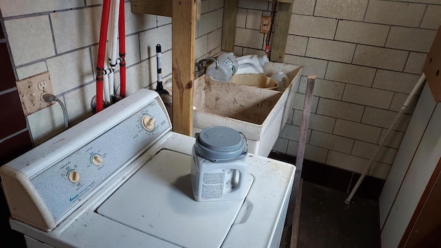 laundry room with washing machine and clothes dryer