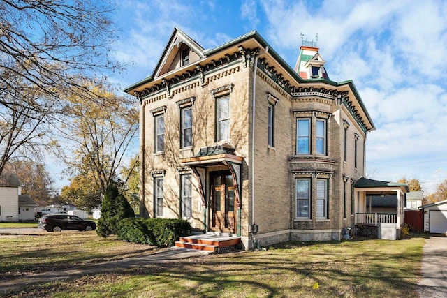 italianate house featuring a front lawn