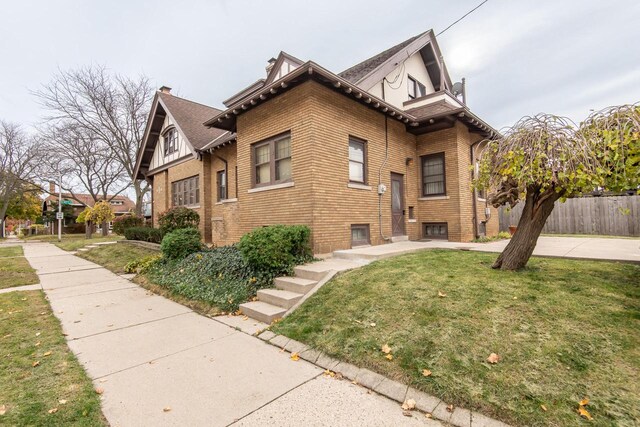 view of front of property featuring a front lawn