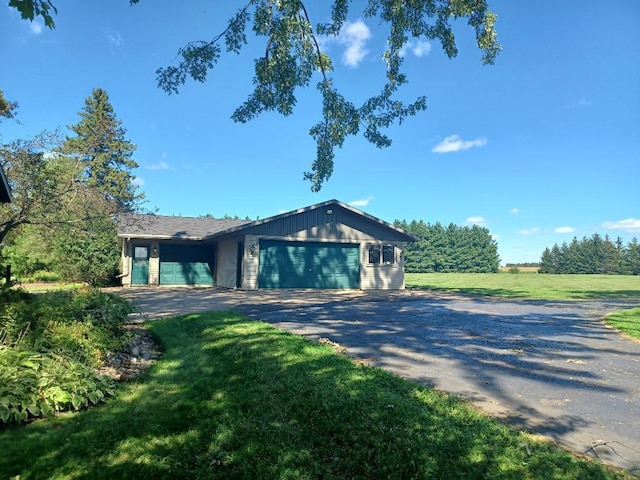 view of front facade featuring a garage and a front yard