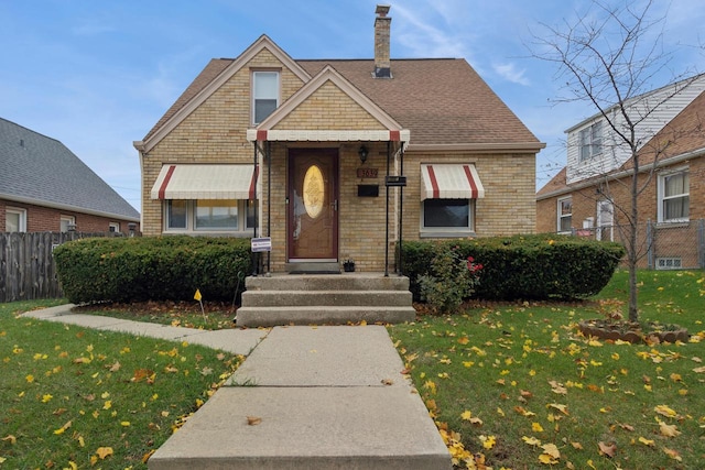 view of front of home featuring a front lawn