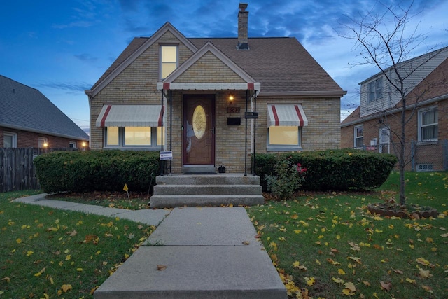 view of front facade featuring a lawn