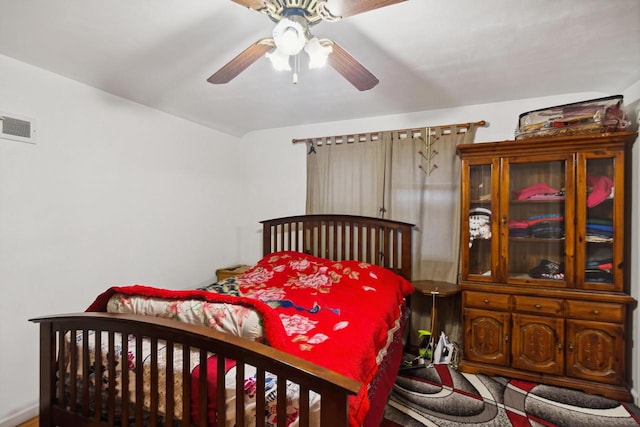 bedroom with ceiling fan