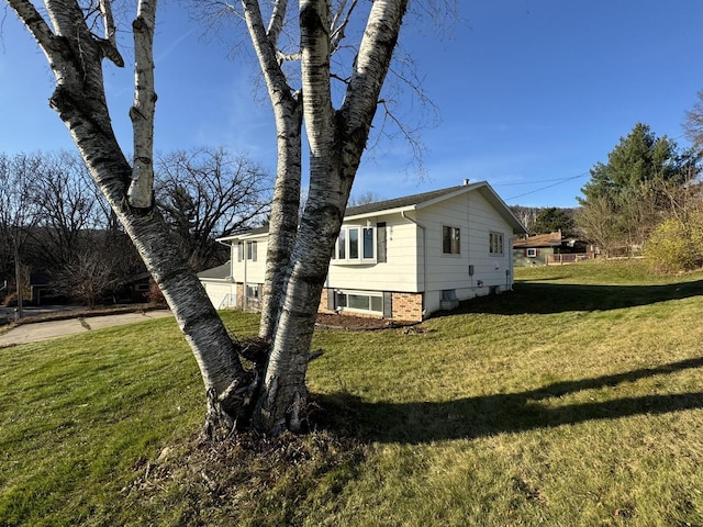 view of side of property featuring a lawn