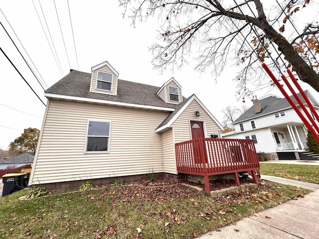 view of front of home featuring a wooden deck and a front lawn