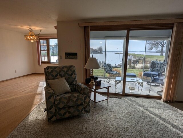 sitting room featuring an inviting chandelier